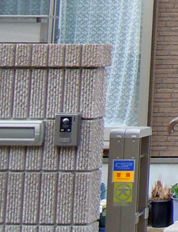 【写真】「ファミリーガードアイ」はお部屋を傷つけずにお使いいただけます。